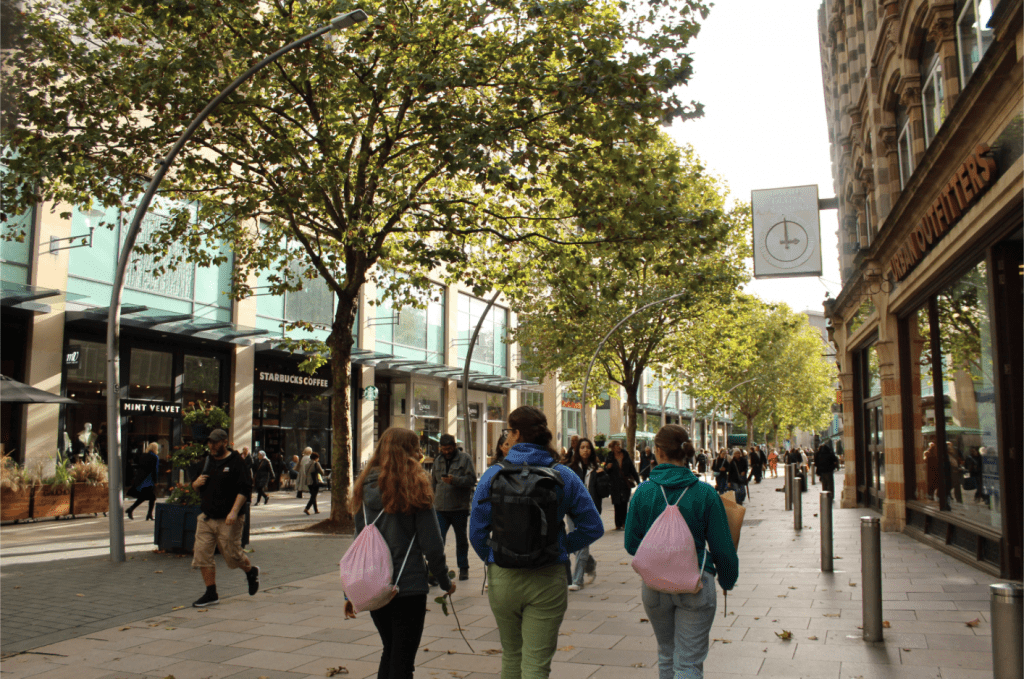 Schüler*innen laufen in Cardiff durch die Stadt