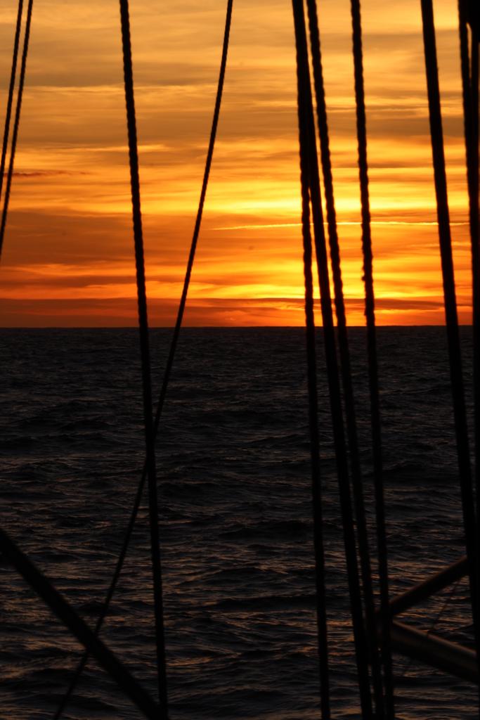 Der Sonnenuntergang auf See