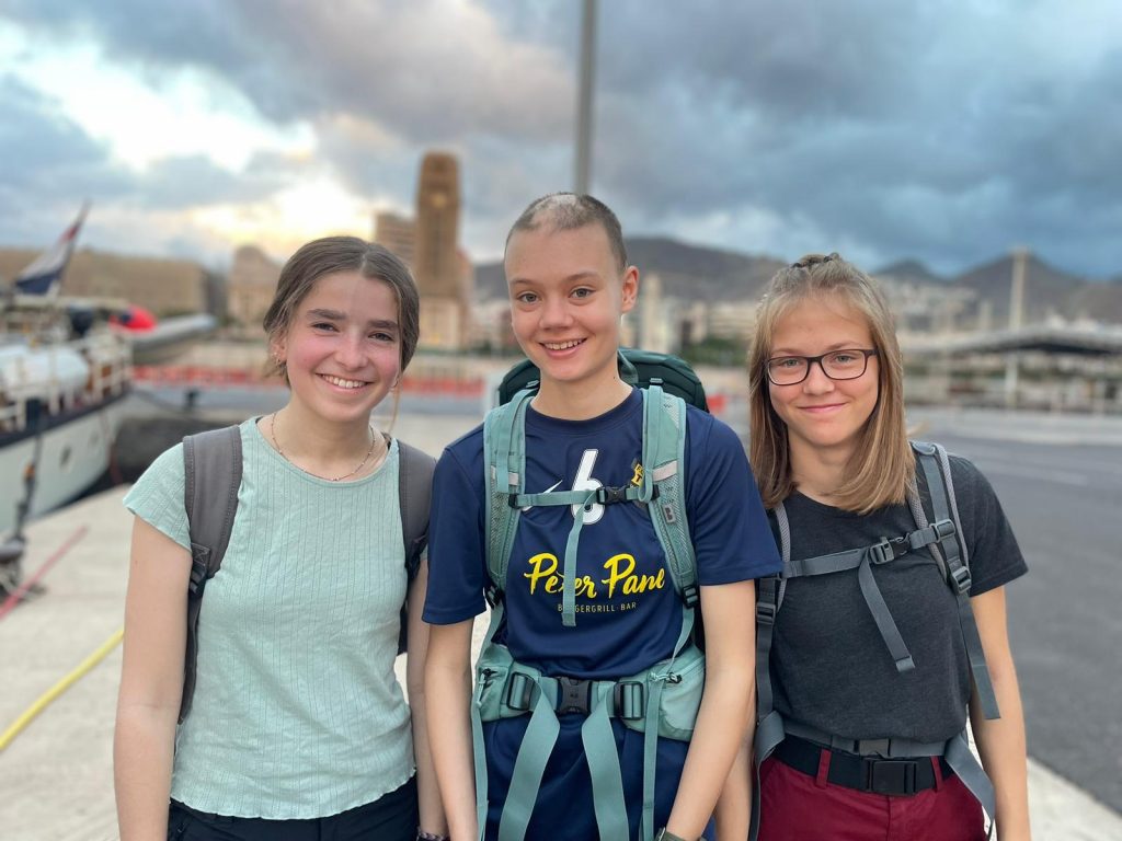 Drei Schüler*innen im haven von Teneriffa.