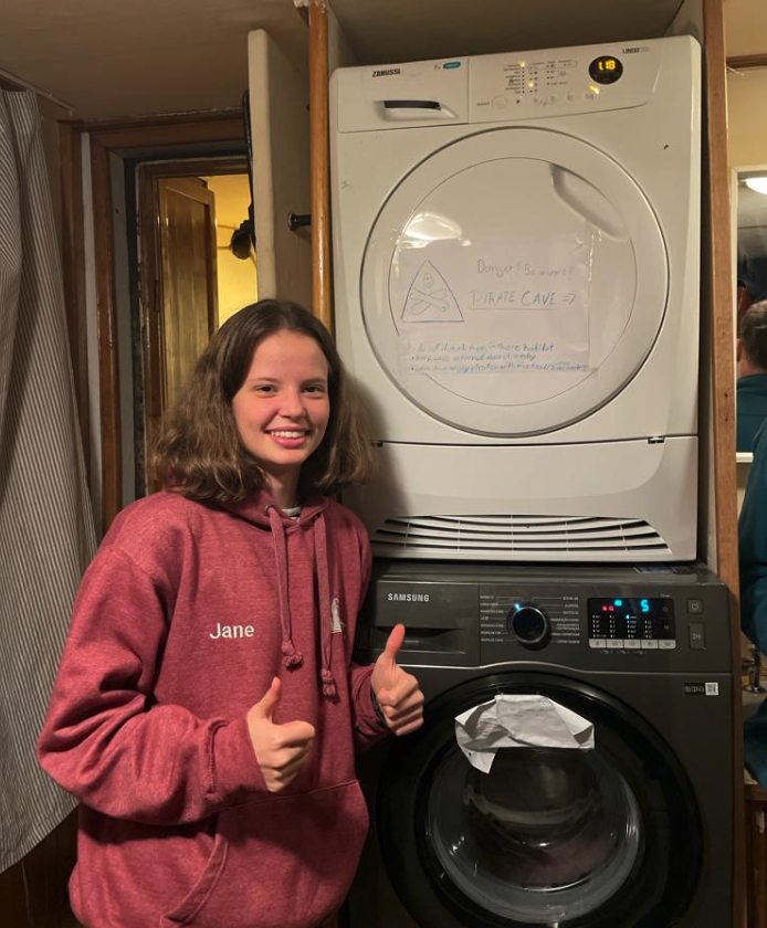 Schülerin vor Waschmaschine