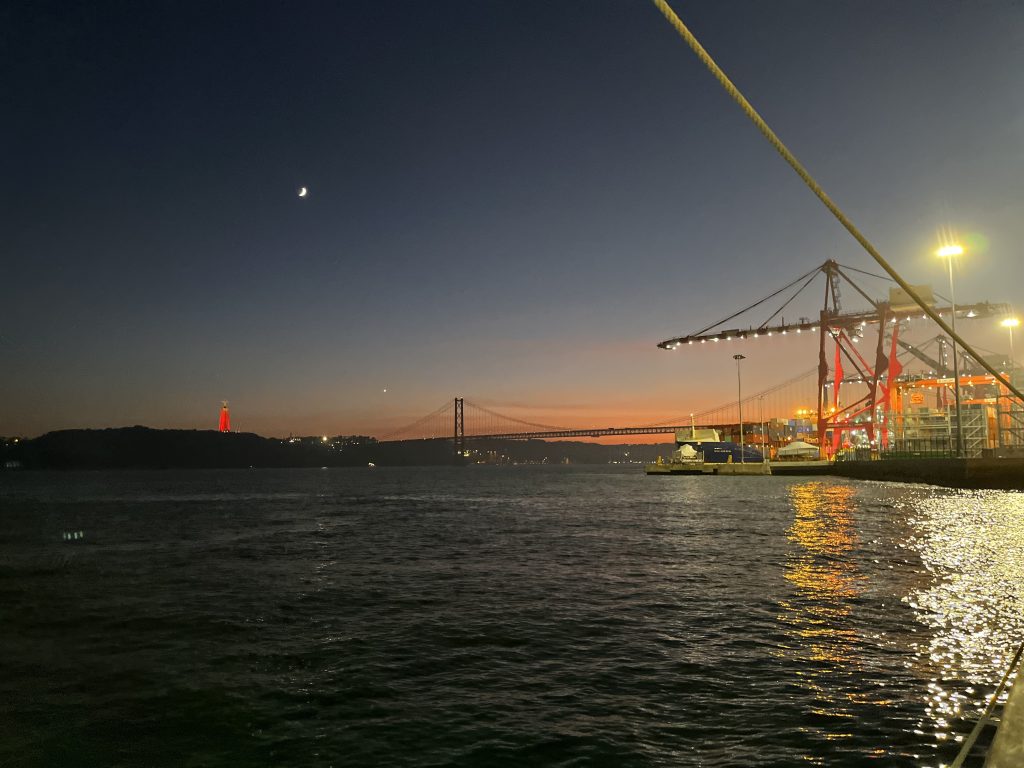 Hafen von Lissabon am Abend