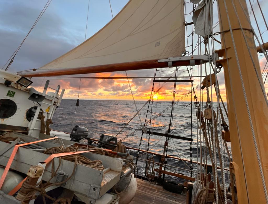 Ein Sonnenuntergang auf dem Segelschiff
