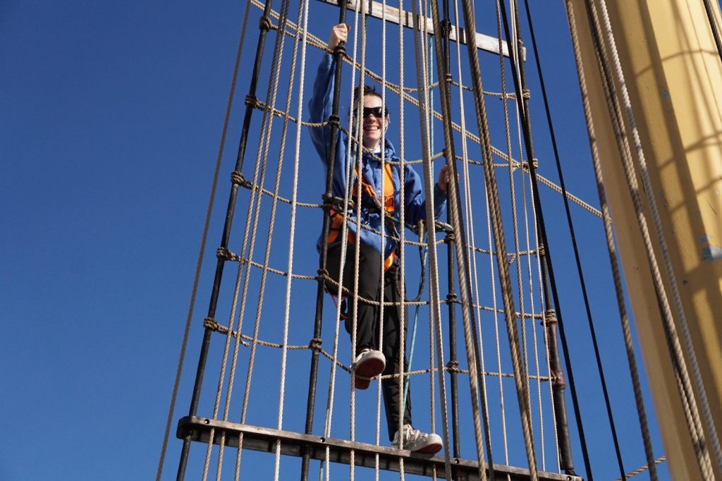 Schülerin klettert auf den Mast
