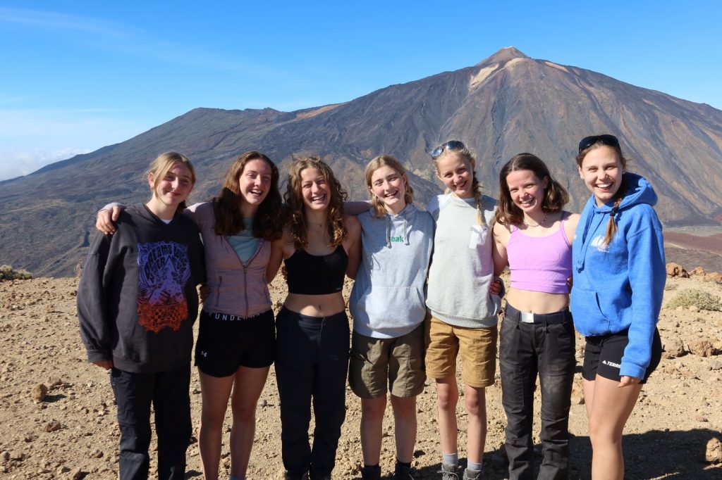 Schüler*innen Stegen vor einem Berg auf ihrer Wanderung im Teide Nationalpark.