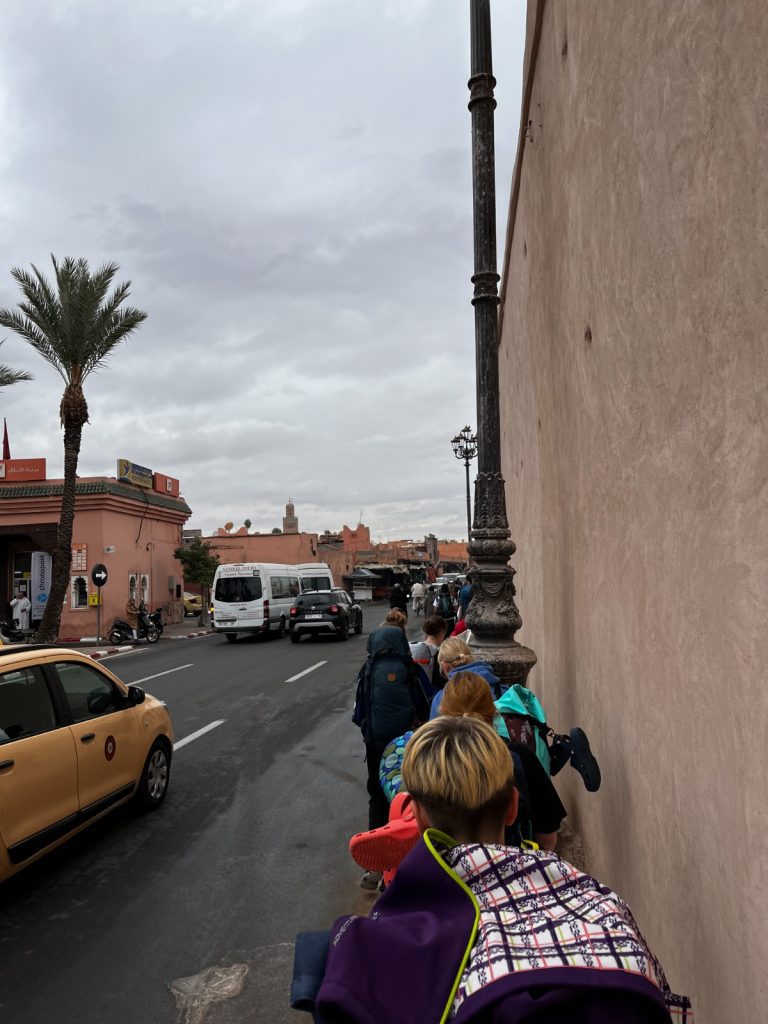 Schüler*innen laufen durch die Stadt Marrakesch
