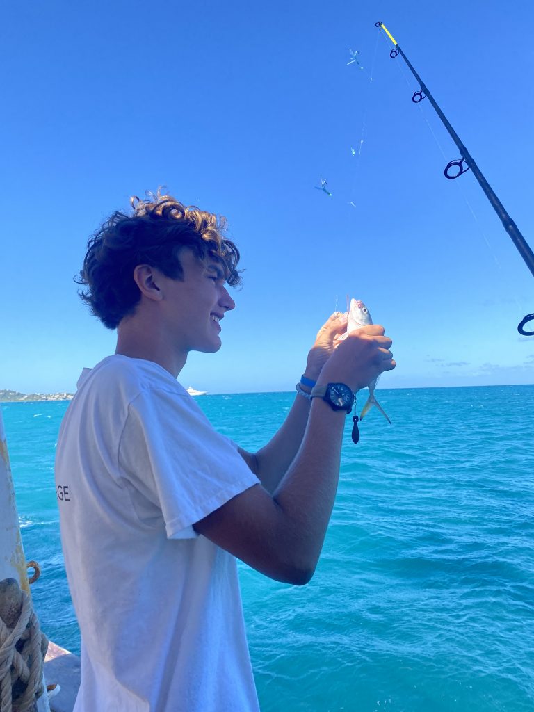 Schüler hat einen Fisch gefangen