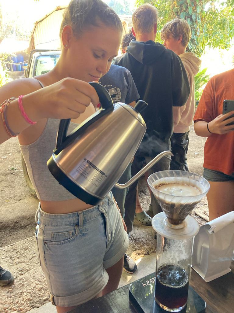 Schülerin gießt Kaffee ein
