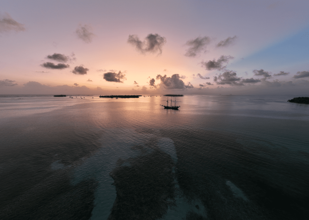 Segelschiff im Sonnenuntergang.