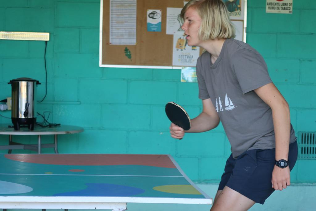 Eine Schülerin beim Tischtennisspielen. 