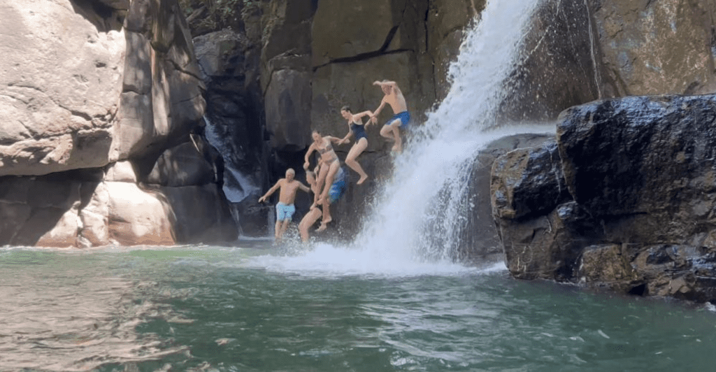 Sprung in den Wasserfall