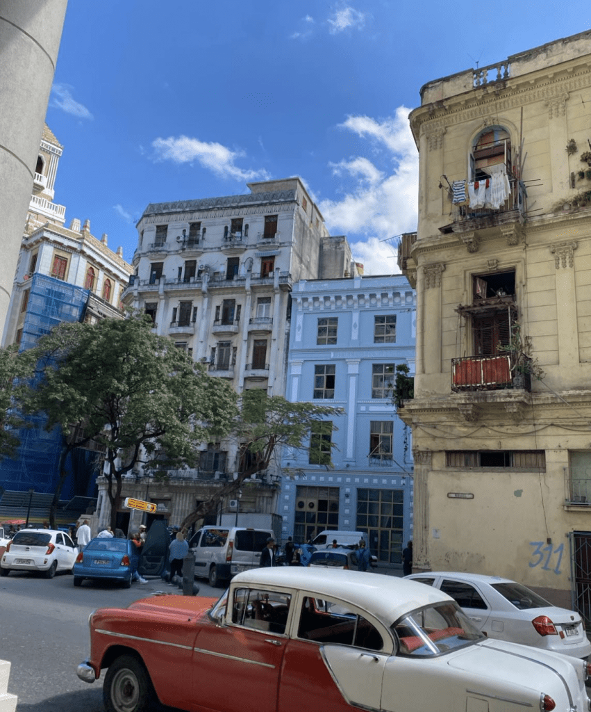 Schüler erkunden die Altstadt von Havanna