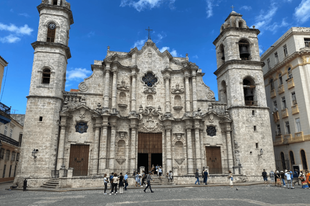 Kirche und Auto in Kuba