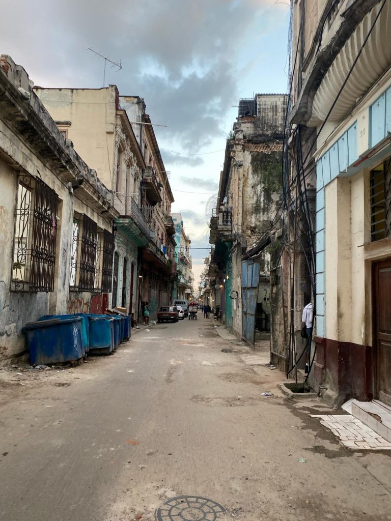 Eine etwas runtergekommene Straße in Havana.
