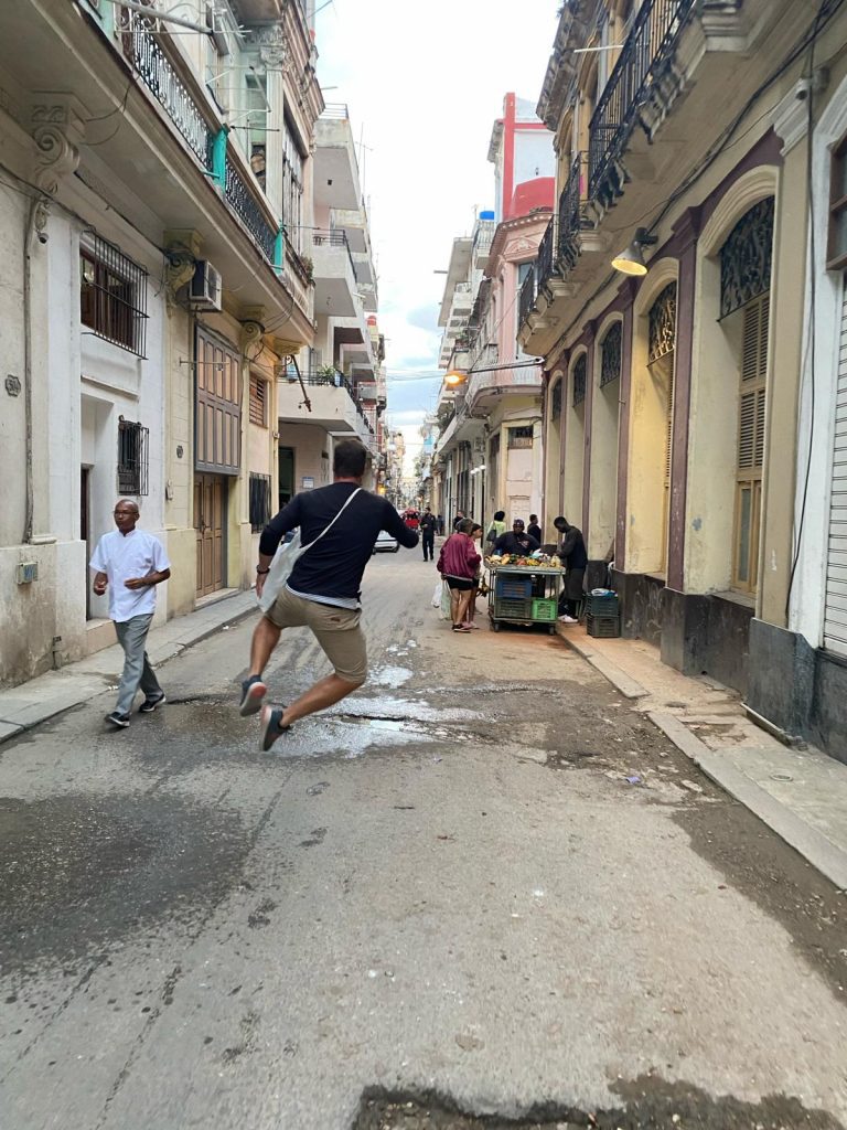 Lehrer läuft eine Gasse in Havana runter.