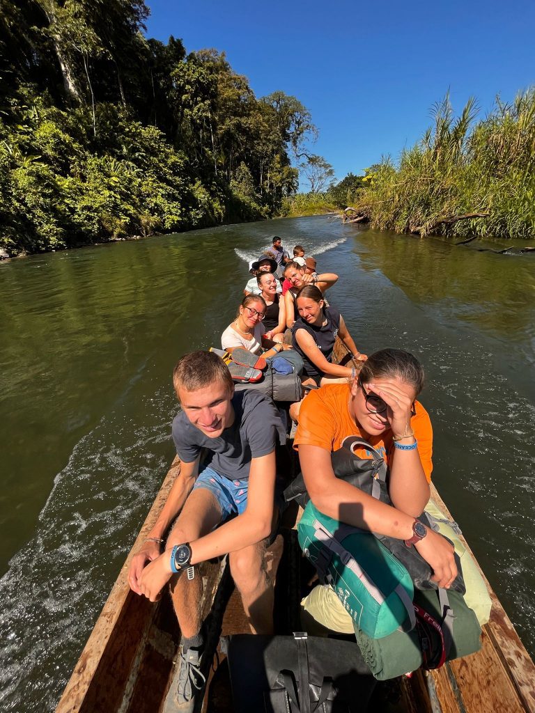 Schüler fahren Boot im Dschungel