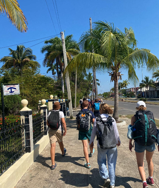 Schüler laufen durch Cienfuegos