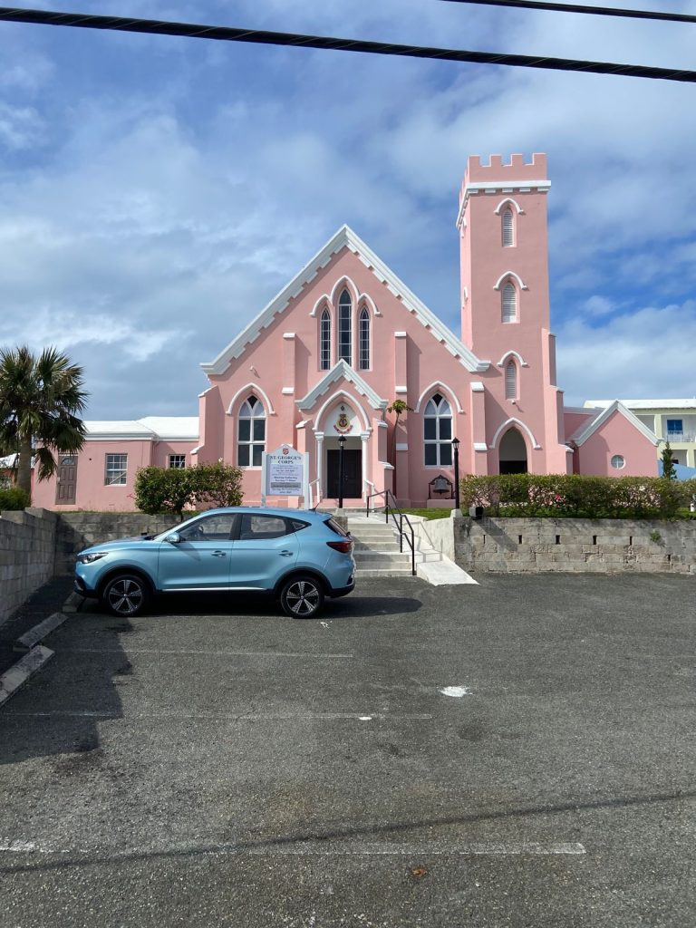 Eine rosa Farben Kirche in St. Georges. 
