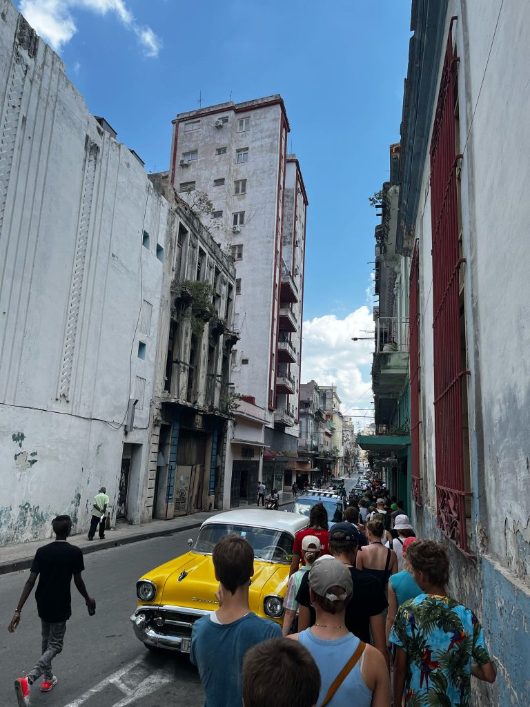 Schüler laufen durch Havanna