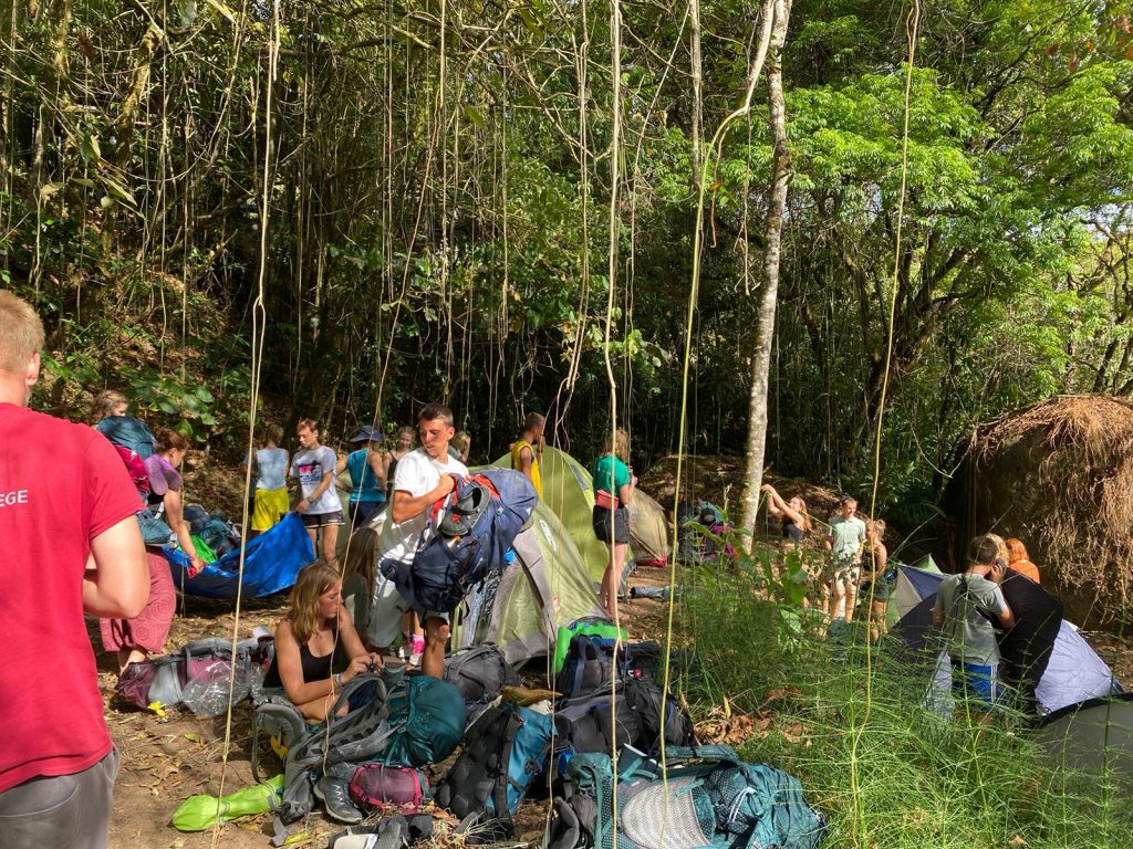 Schüler*innen zelten in Costa Rica.