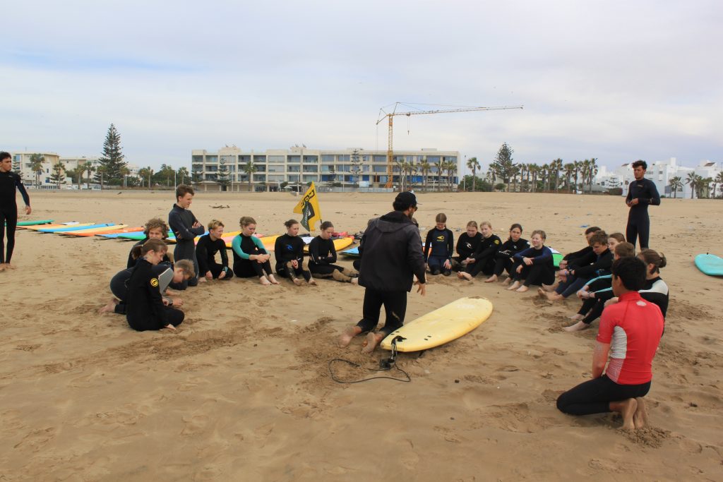 Schüler*innen beim Surfen in Marokko.