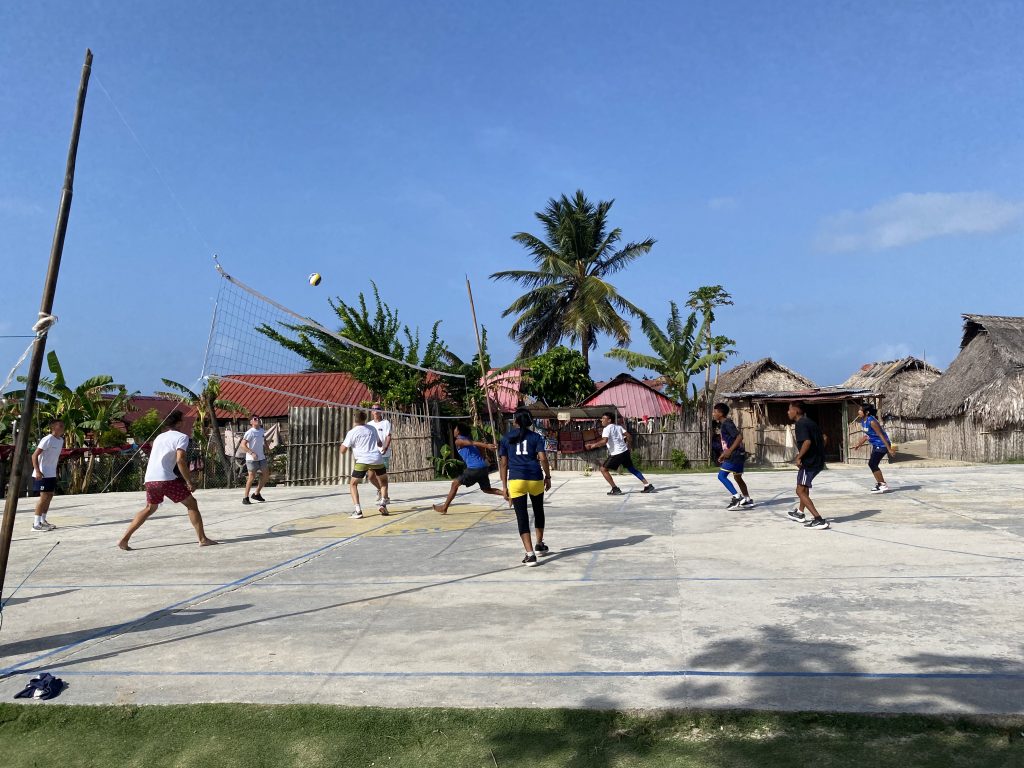 Schüler*innen spielen mit einheimischen Volleyball.
