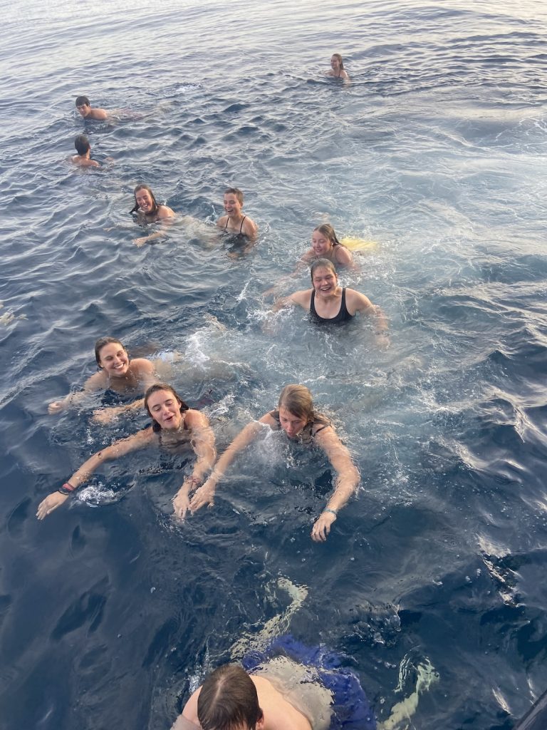 Schüler baden im Atlantik
