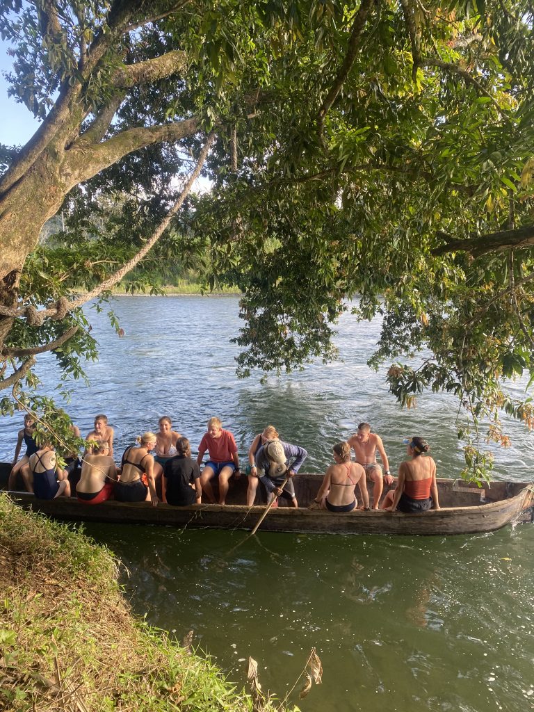 Schüler*innen auf einem einheimischen Boot in Costa Rica.