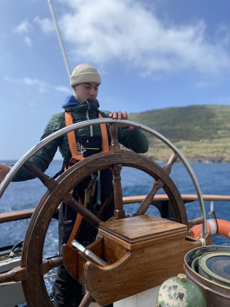 Ein Schüler steuert in den Hafen auf den Azoren.