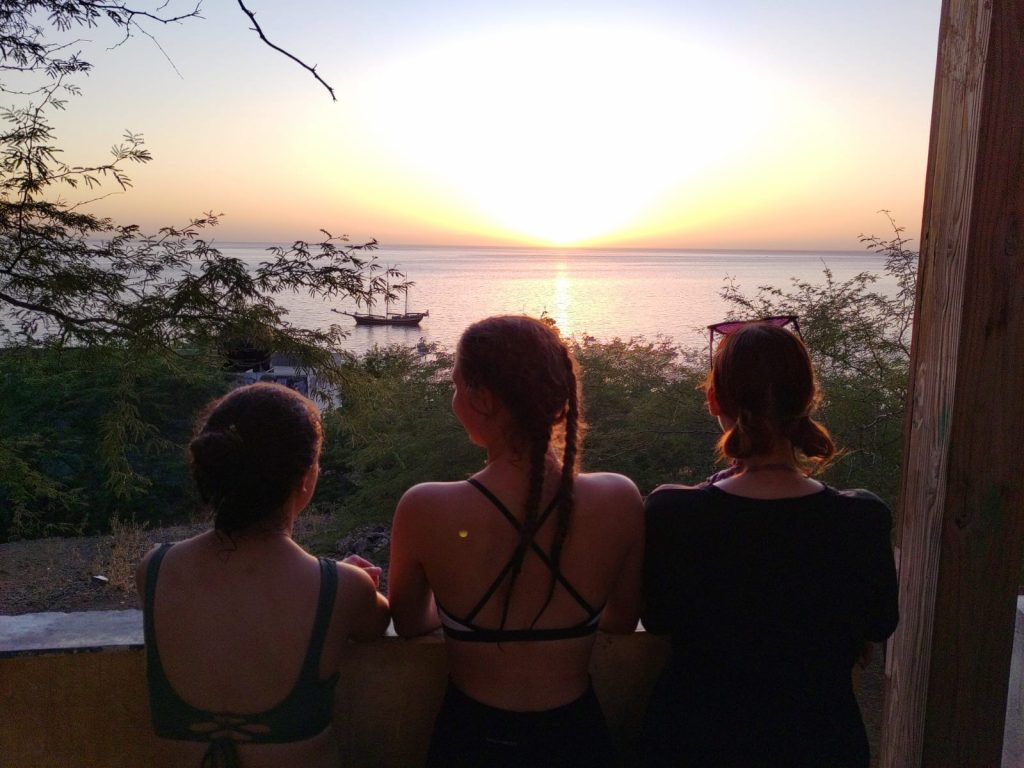 Schüler*innen stehen vor dem Sonnenuntergang auf Kapverde.